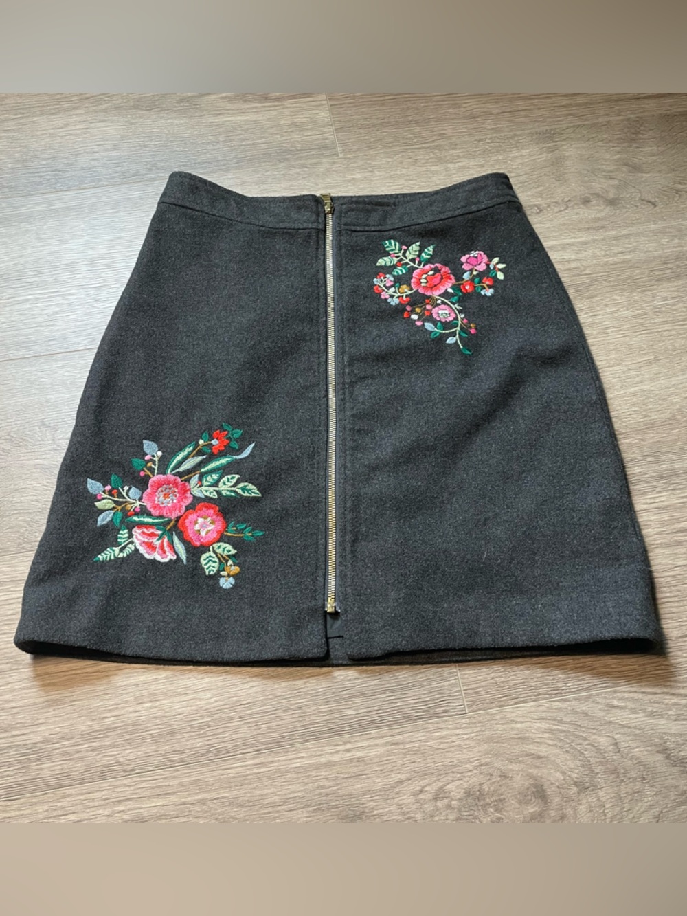 LOFT Charcoal Gray Women’s Size 2 Skirt Floral Embroidered Wool Blend Zip Front